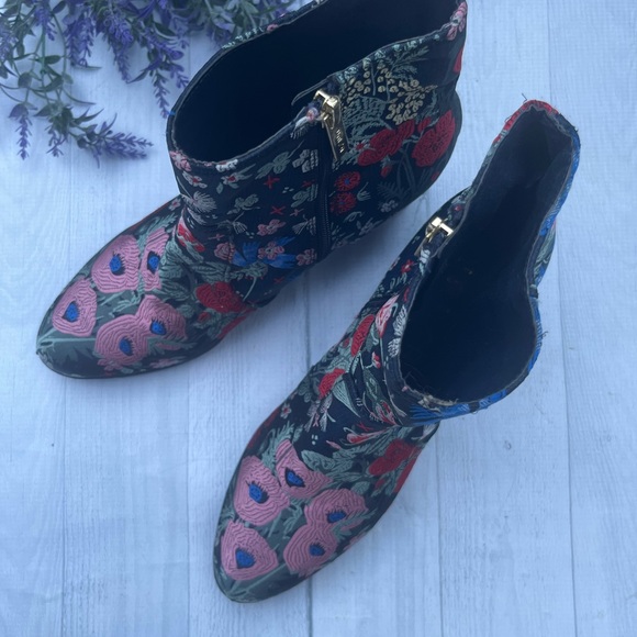 One of a kind show stopper Boots - Picture 2 of 11